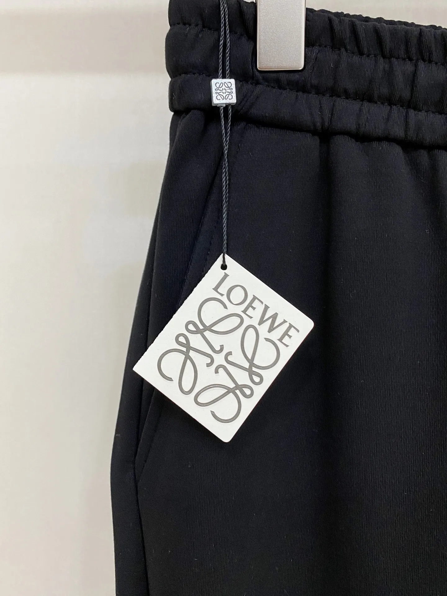 Loewe x Angpa 2026 Autumn and Winter New Arrival Casual Pants Fabric: Modal air layer cotton knitted fabric, soft to the touch, crisp in drape, comfortable and warm on the upper body. Style: straight cut with drawstring elastic waist, loose and neat, small embroidery embellishment, diagonal pockets, to accommodate leg shape. Color: Dark brown, navy blue and black, three colors, calm and high-end, suitable for all kinds of tops, suitable for commuting and leisure. Sizes:M-4XL